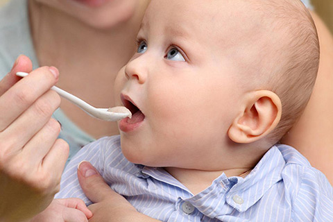 feeding baby by spoon